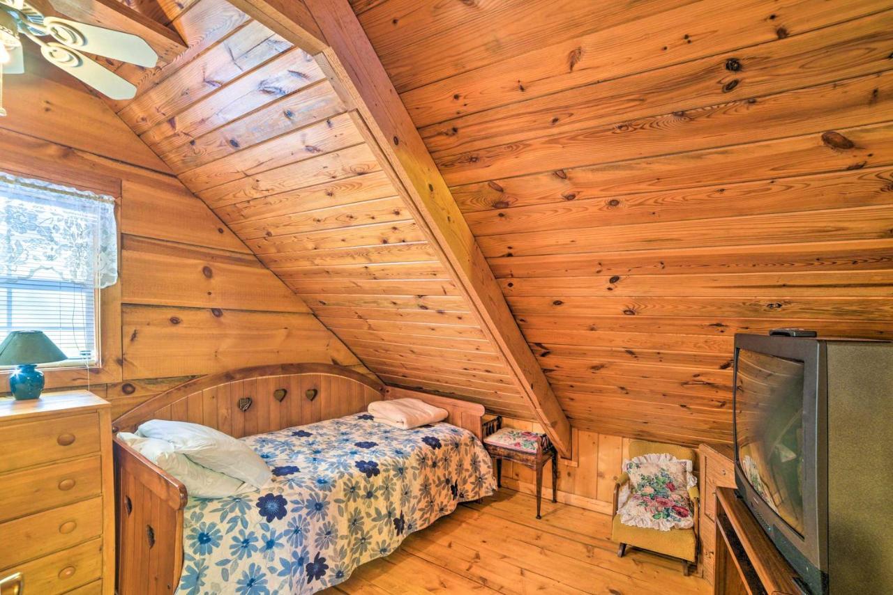Cozy Tellico Plains Cabin With Large Mountain Creek! エクステリア 写真