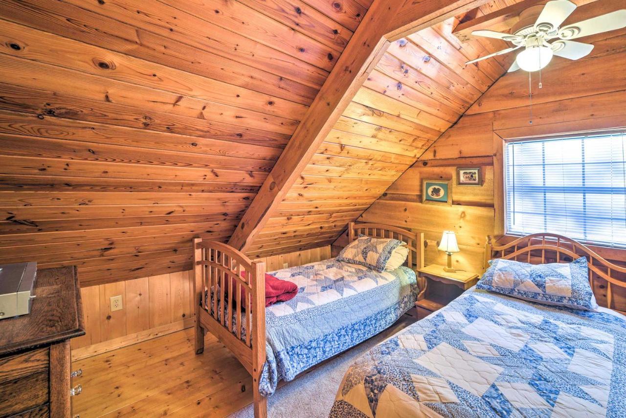 Cozy Tellico Plains Cabin With Large Mountain Creek! エクステリア 写真