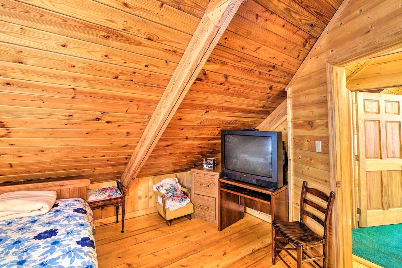 Cozy Tellico Plains Cabin With Large Mountain Creek! エクステリア 写真